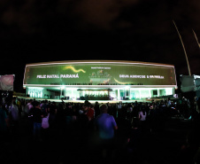 Natal Palácio Iguaçu continua a encantar com apresentações de música e luzes neste sábado