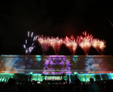 Natal Palácio Iguaçu continua a encantar com apresentações de música e luzes neste sábado