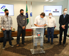 O governador Carlos Massa Ratinho Junior assinou nesta terça-feira (23) a liberação de mais R$ 71,7 milhões para o programa Casa Fácil Paraná, que financia o valor de entrada de moradias a famílias com renda de até três salários mínimos. Atalaia. Foto: Ari Dias/ AEN.