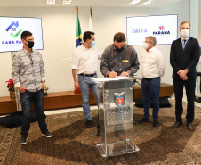O governador Carlos Massa Ratinho Junior assinou nesta terça-feira (23) a liberação de mais R$ 71,7 milhões para o programa Casa Fácil Paraná, que financia o valor de entrada de moradias a famílias com renda de até três salários mínimos. Atalaia. Foto: Ari Dias/ AEN.