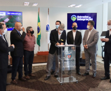 09.11.2021 - Governador Carlos Massa Ratinho Junior assina programa Estradas da Integração.
