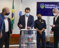 09.11.2021 - Governador Carlos Massa Ratinho Junior assina programa Estradas da Integração.