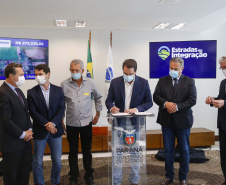 09.11.2021 - Governador Carlos Massa Ratinho Junior assina programa Estradas da Integração.