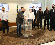 O governador Carlos Massa Ratinho Junior assinou nesta terça-feira (23) a liberação de mais R$ 71,7 milhões para o programa Casa Fácil Paraná, que financia o valor de entrada de moradias a famílias com renda de até três salários mínimos. Campo Largo. Foto: Ari Dias/ AEN.