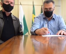 O secretário de Estado da Saúde, Beto Preto, assinou nesta sexta-feira (12) um termo de responsabilidade de apoio à implantação de residência médica de psiquiatria do Hospital Adauto Botelho, no município de Pinhais, Região Metropolitana de Curitiba, no próximo ano. - Curitiba, 12/11/2021 - Foto: Américo Antonio/SESA
