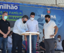 O Governo do Estado realizou mais uma entrega dos carros para Estratégia da Saúde da Família (ESF) neste sábado (13). Agora, os 15 municípios da 7ª Regional de Saúde de Pato Branco foram beneficiados com a doação de 43 automóveis, em um investimento de mais de R$ 1,4 milhão. - Pato Branco, 13/11/2021 - Foto: Américo Antonio/SESA