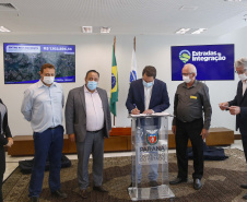 09.11.2021 - Governador Carlos Massa Ratinho Junior assina programa Estradas da Integração.