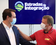 09.11.2021 - Governador Carlos Massa Ratinho Junior assina programa Estradas da Integração.