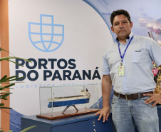 Atividade portuária é transformada em arte em exposição na Portos do Paraná