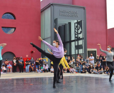 Escola de Dança Teatro Guaíra emociona o público no Parque São Lourenço. Foto: José Fernando Ogura/AEN