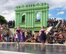 Escola de Dança Teatro Guaíra emociona o público no Parque São Lourenço. Foto: José Fernando Ogura/AEN