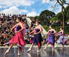 Escola de Dança Teatro Guaíra emociona o público no Parque São Lourenço. Foto: José Fernando Ogura/AEN
