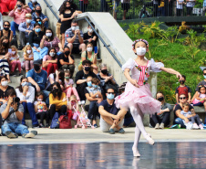 Escola de Dança Teatro Guaíra emociona o público no Parque São Lourenço. Foto: José Fernando Ogura/AEN