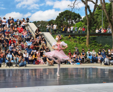 Escola de Dança Teatro Guaíra emociona o público no Parque São Lourenço. Foto: José Fernando Ogura/AEN