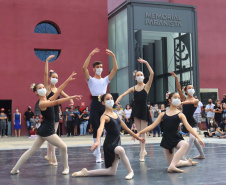 Escola de Dança Teatro Guaíra emociona o público no Parque São Lourenço. Foto: José Fernando Ogura/AEN