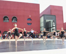 Escola de Dança Teatro Guaíra emociona o público no Parque São Lourenço. Foto: José Fernando Ogura/AEN