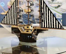 Atividade portuária é transformada em arte em exposição na Portos do Paraná