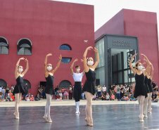 Escola de Dança Teatro Guaíra emociona o público no Parque São Lourenço. Foto: José Fernando Ogura/AEN