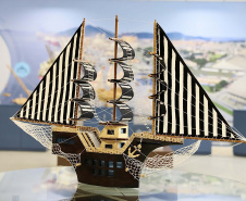 Atividade portuária é transformada em arte em exposição na Portos do Paraná