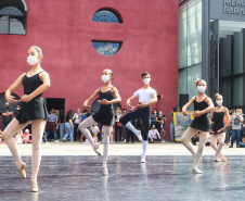 Escola de Dança Teatro Guaíra emociona o público no Parque São Lourenço. Foto: José Fernando Ogura/AEN