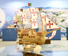 Atividade portuária é transformada em arte em exposição na Portos do Paraná