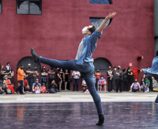 Escola de Dança Teatro Guaíra emociona o público no Parque São Lourenço. Foto: José Fernando Ogura/AEN