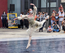 Escola de Dança Teatro Guaíra emociona o público no Parque São Lourenço. Foto: José Fernando Ogura/AEN
