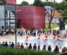 Escola de Dança Teatro Guaíra emociona o público no Parque São Lourenço. Foto: José Fernando Ogura/AEN