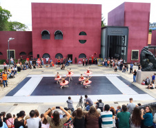 Escola de Dança Teatro Guaíra emociona o público no Parque São Lourenço. Foto: José Fernando Ogura/AEN