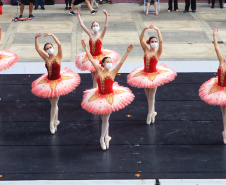 Escola de Dança Teatro Guaíra emociona o público no Parque São Lourenço. Foto: José Fernando Ogura/AEN