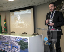 Nesta segunda-feira (22), o ministro Guilherme Caputo Bastos, do Tribunal Superior do Trabalho (TST), visitou a sede da Portos do Paraná, onde participou do II Seminário sobre Trabalho Portuário. Organizado pelo Órgão Gestor de Mão-de-Obra do Trabalhador Portuário Avulso (OGMO) de Paranaguá, o evento teve apoio da administração dos portos de Paranaguá e Antonina. - Paranaguá, 22/11/2021 - Foto: Claudio Neves/Portos do Paraná