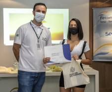 A Portos do Paraná, em parceria com o Serviço Nacional de Aprendizagem Comercial (Senac), entregou nesta sexta-feira (26) os certificados aos 35 jovens da Ilha dos Valadares que participaram dos cursos de Comunicação e Atendimento e Introdução à Maquiagem.  -  Paranaguá, 26/11/2021 - Foto: Claudio Neves/Portos do Paraná