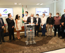 O governador Carlos Massa Ratinho Junior assinou nesta terça-feira (23) a liberação de mais R$ 71,7 milhões para o programa Casa Fácil Paraná, que financia o valor de entrada de moradias a famílias com renda de até três salários mínimos. Loanda. Foto: Ari Dias/ AEN.