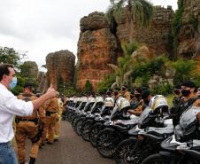 O governador Carlos Massa Ratinho Junior e o Secretário da Segurança Pública, Romulo Marinho Soares, entregam nesta sexta-feira (19), à Polícia Militar do Paraná 155 novas motocicletas, modelo BMW, que incluem capacetes, EPIs e rádios comunicadores, no Parque Estadual Vila Velha, em Ponta Grossa.19/11/2021 - Foto: Jonathan Campos