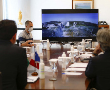 Boas práticas promovidas pelo Grupo Renault visando a neutralidade na emissão de carbono foi um dos tópicos da visita de cortesia que o CEO da empresa, Luca de Meo, fez ao governador Carlos Massa Ratinho Junior nesta quinta-feira (11), no Palácio Iguaçu. Foto:Jonathan Campos/AEN