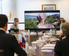 Boas práticas promovidas pelo Grupo Renault visando a neutralidade na emissão de carbono foi um dos tópicos da visita de cortesia que o CEO da empresa, Luca de Meo, fez ao governador Carlos Massa Ratinho Junior nesta quinta-feira (11), no Palácio Iguaçu. Foto:Jonathan Campos/AEN