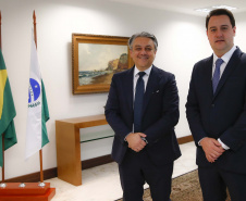 Boas práticas promovidas pelo Grupo Renault visando a neutralidade na emissão de carbono foi um dos tópicos da visita de cortesia que o CEO da empresa, Luca de Meo, fez ao governador Carlos Massa Ratinho Junior nesta quinta-feira (11), no Palácio Iguaçu. Foto:Jonathan Campos/AEN
