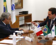 Boas práticas promovidas pelo Grupo Renault visando a neutralidade na emissão de carbono foi um dos tópicos da visita de cortesia que o CEO da empresa, Luca de Meo, fez ao governador Carlos Massa Ratinho Junior nesta quinta-feira (11), no Palácio Iguaçu. Foto:Jonathan Campos/AEN