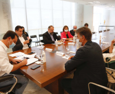 Para incentivar o intercâmbio educativo e cultural entre Estado e municípios da região Oeste, o governador Carlos Massa Ratinho Junior autorizou nesta terça-feira (23), em reunião no Palácio Iguaçu, o desenvolvimento de exposição com obras itinerantes do Acervo do Museu Oscar Niemeyer (MON), sediado em Curitiba, no Teatro Municipal de Cascavel.  Foto: Jonathan Campos/AEN