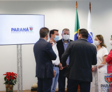 Para incentivar o intercâmbio educativo e cultural entre Estado e municípios da região Oeste, o governador Carlos Massa Ratinho Junior autorizou nesta terça-feira (23), em reunião no Palácio Iguaçu, o desenvolvimento de exposição com obras itinerantes do Acervo do Museu Oscar Niemeyer (MON), sediado em Curitiba, no Teatro Municipal de Cascavel.  Foto: Jonathan Campos/AEN
