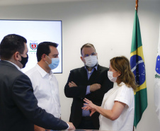 Para incentivar o intercâmbio educativo e cultural entre Estado e municípios da região Oeste, o governador Carlos Massa Ratinho Junior autorizou nesta terça-feira (23), em reunião no Palácio Iguaçu, o desenvolvimento de exposição com obras itinerantes do Acervo do Museu Oscar Niemeyer (MON), sediado em Curitiba, no Teatro Municipal de Cascavel.  Foto: Jonathan Campos/AEN