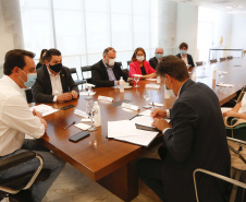 Para incentivar o intercâmbio educativo e cultural entre Estado e municípios da região Oeste, o governador Carlos Massa Ratinho Junior autorizou nesta terça-feira (23), em reunião no Palácio Iguaçu, o desenvolvimento de exposição com obras itinerantes do Acervo do Museu Oscar Niemeyer (MON), sediado em Curitiba, no Teatro Municipal de Cascavel.  Foto: Jonathan Campos/AEN