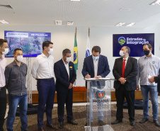 09.11.2021 - Governador Carlos Massa Ratinho Junior assina programa Estradas da Integração.