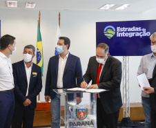 09.11.2021 - Governador Carlos Massa Ratinho Junior assina programa Estradas da Integração.