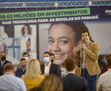  O governador Carlos Massa Ratinho Junior entregou, nesta quarta-feira (10), em cerimônia no Palácio Iguaçu, 10.229 computadores para colégios estaduais de 146 municípios do Paraná, além de mais de 2 mil equipamentos de wi-fi que vão beneficiar os alunos de todas as instituições vinculadas à Secretaria de Estado da Educação e do Esporte (Seed).  Foto: Gilson Abreu/AEN