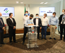 O governador Carlos Massa Ratinho Junior assinou nesta terça-feira (23) a liberação de mais R$ 71,7 milhões para o programa Casa Fácil Paraná, que financia o valor de entrada de moradias a famílias com renda de até três salários mínimos. Terra Rica. Foto: Ari Dias/ AEN.
