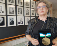 Auditora fiscal é condecorada com a primeira Medalha de Mérito Fazendário Paraná 
