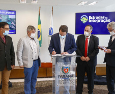 09.11.2021 - Governador Carlos Massa Ratinho Junior assina programa Estradas da Integração.