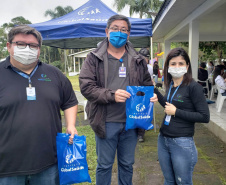 A empresa Portos do Paraná retomou nesta quinta-feira (11) o Porto em Ação após o avanço da vacinação contra a Covid-19 no Estado. O evento aconteceu na cozinha comunitária da comunidade Piaçaguera e contemplou também os moradores da Ilha de Amparo, que participaram de um almoço de integração e tiveram acesso a vouchers de consulta, teste de glicemia, aferição de glicose, além de corte de cabelo, kits de jogos lúdicos, atividades físicas e orientações da Marinha do Brasil e da Unidade de Segurança Portuária