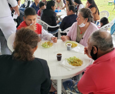 A empresa Portos do Paraná retomou nesta quinta-feira (11) o Porto em Ação após o avanço da vacinação contra a Covid-19 no Estado. O evento aconteceu na cozinha comunitária da comunidade Piaçaguera e contemplou também os moradores da Ilha de Amparo, que participaram de um almoço de integração e tiveram acesso a vouchers de consulta, teste de glicemia, aferição de glicose, além de corte de cabelo, kits de jogos lúdicos, atividades físicas e orientações da Marinha do Brasil e da Unidade de Segurança Portuária
